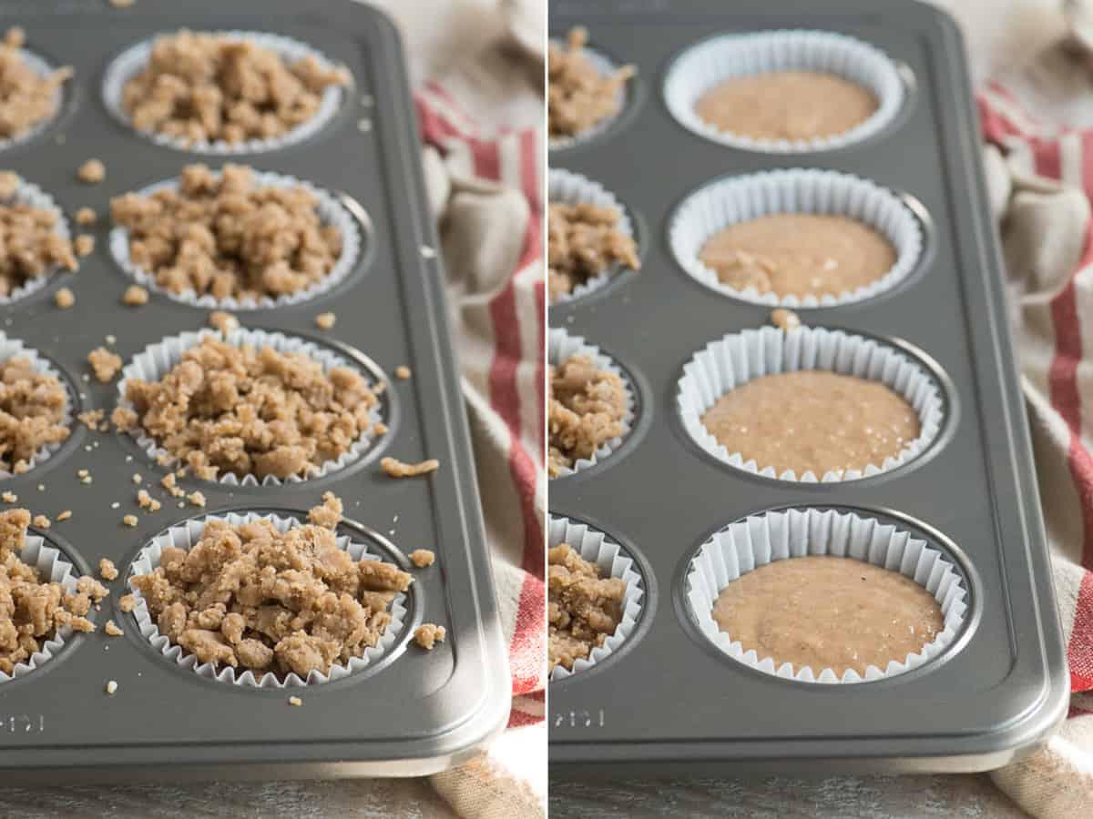 Muffin speziati alla salsa di mele in una teglia per muffin a sinistra e muffin speziati alla salsa di mele con crumble in una teglia per muffin a destra