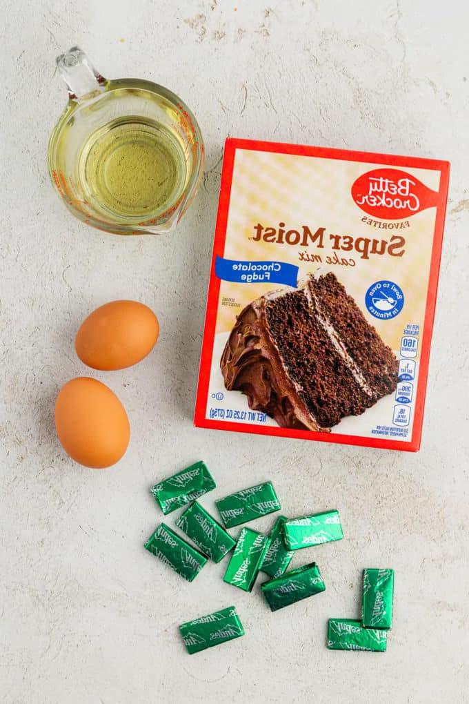Ingredienti per biscotti Andes Mint con preparato per torte, inclusi una scatola di preparato per torte al cioccolato, Andes mints, due uova e olio vegetale