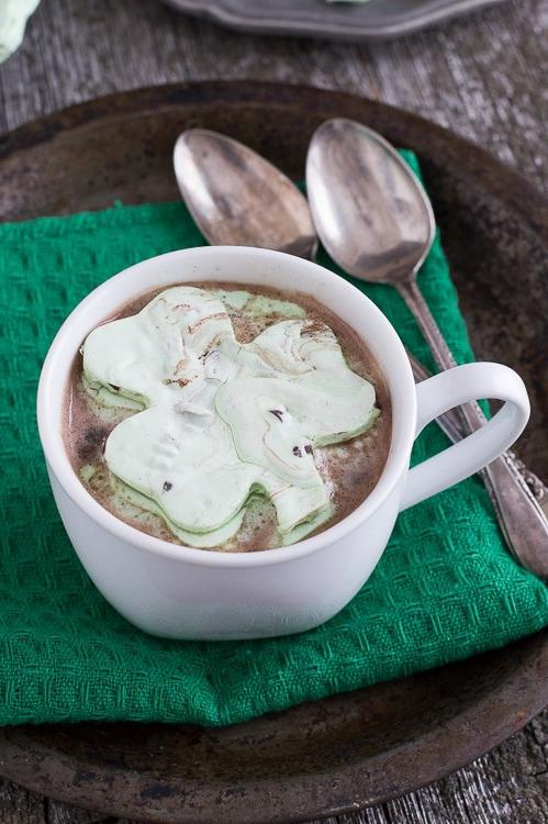 Marshmallow Menta e Cioccolato a Forma di Trifoglio in una tazza di cioccolata calda.