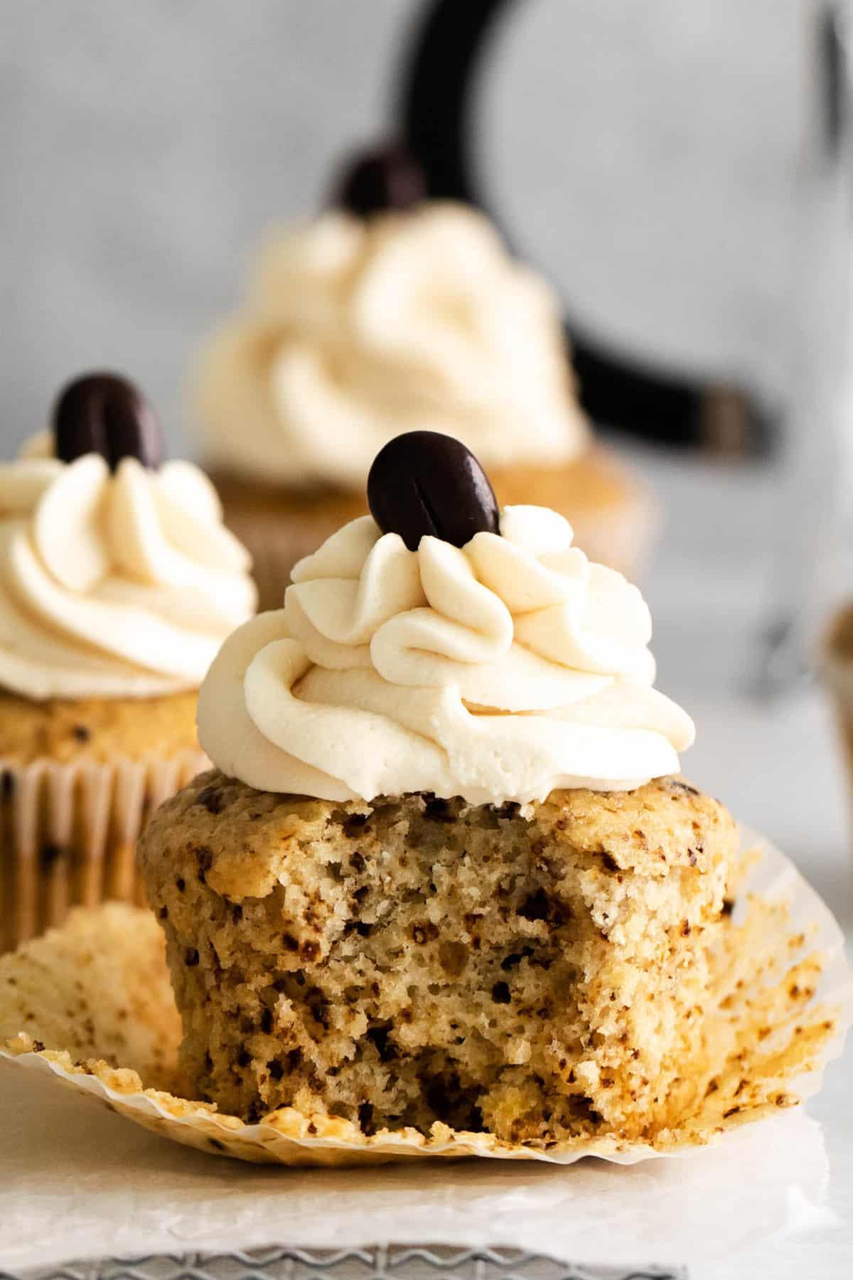 muffin al caffè con un morso mancante
