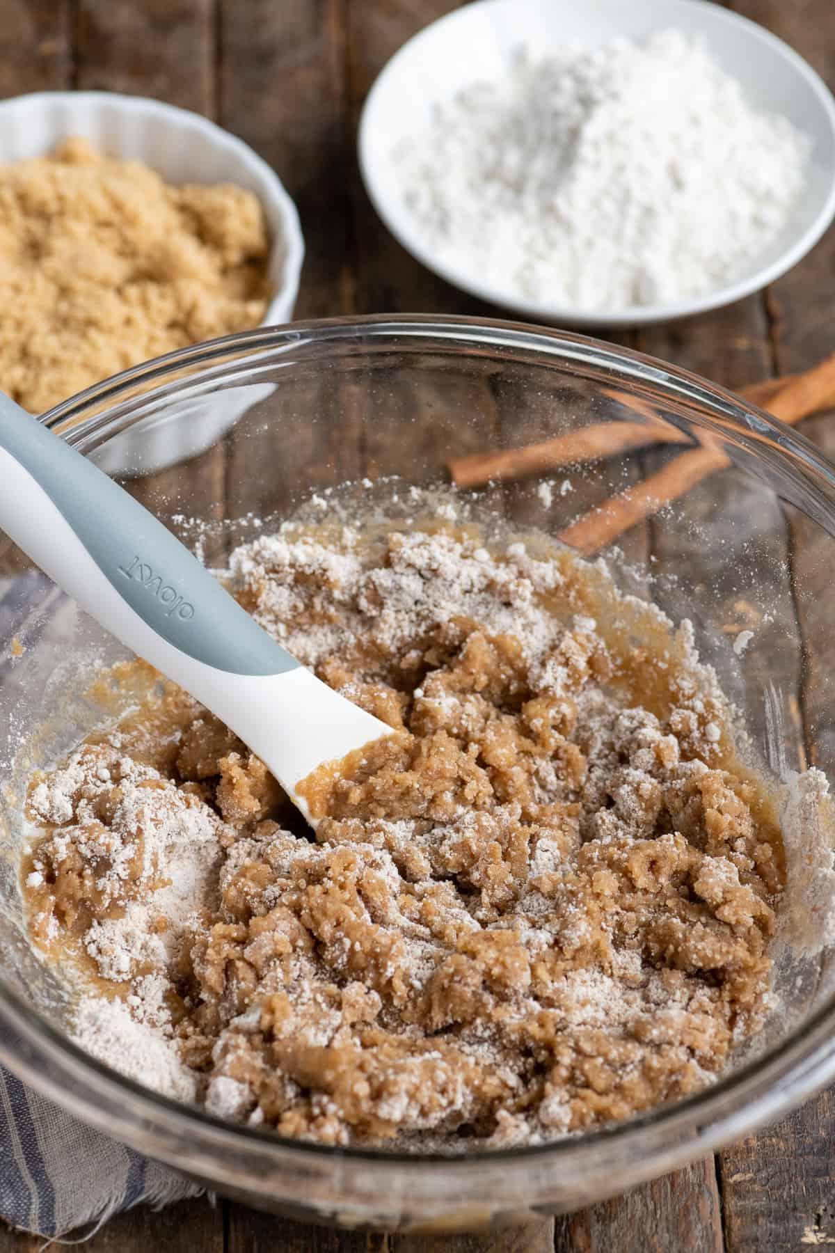 Ricetta della Copertura Sbriciolata 5 copertura sbriciolata in ciotola di vetro su sfondo di legno