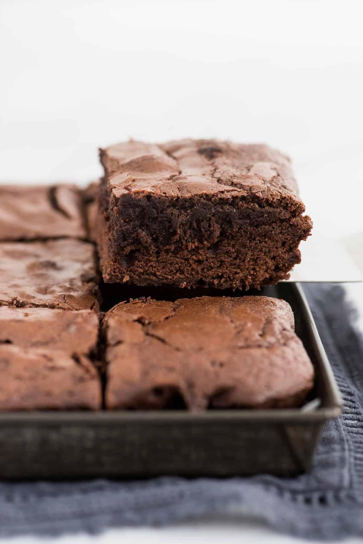 Trucchi per Brownie in Scatola 5 Brownie rimosso dalla teglia con una spatola metallica