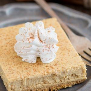 Ricetta facile da seguire per barrette di cheesecake alla zucca preparate in una teglia 9x13 pollici!