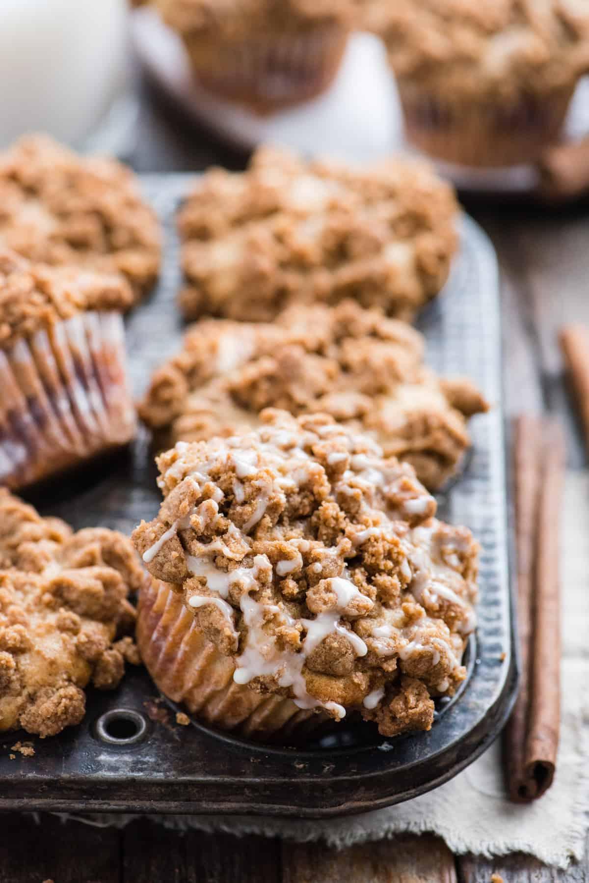 sei muffin al caffè in una teglia da muffin metallica su sfondo di legno