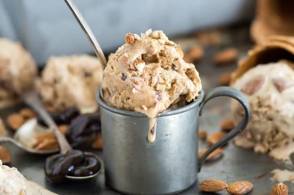 Gelato Moka Mandorle e Fudge con vortici di cioccolato.