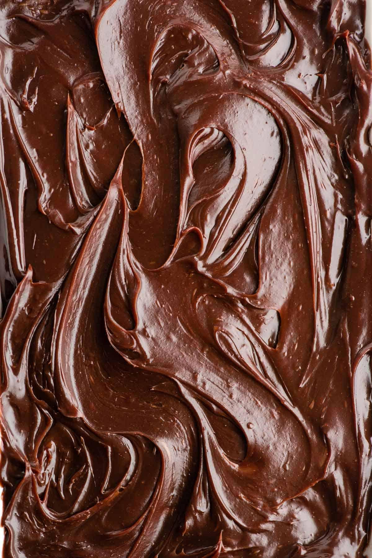 Un primo piano della salsa hot fudge spalmata su una superficie