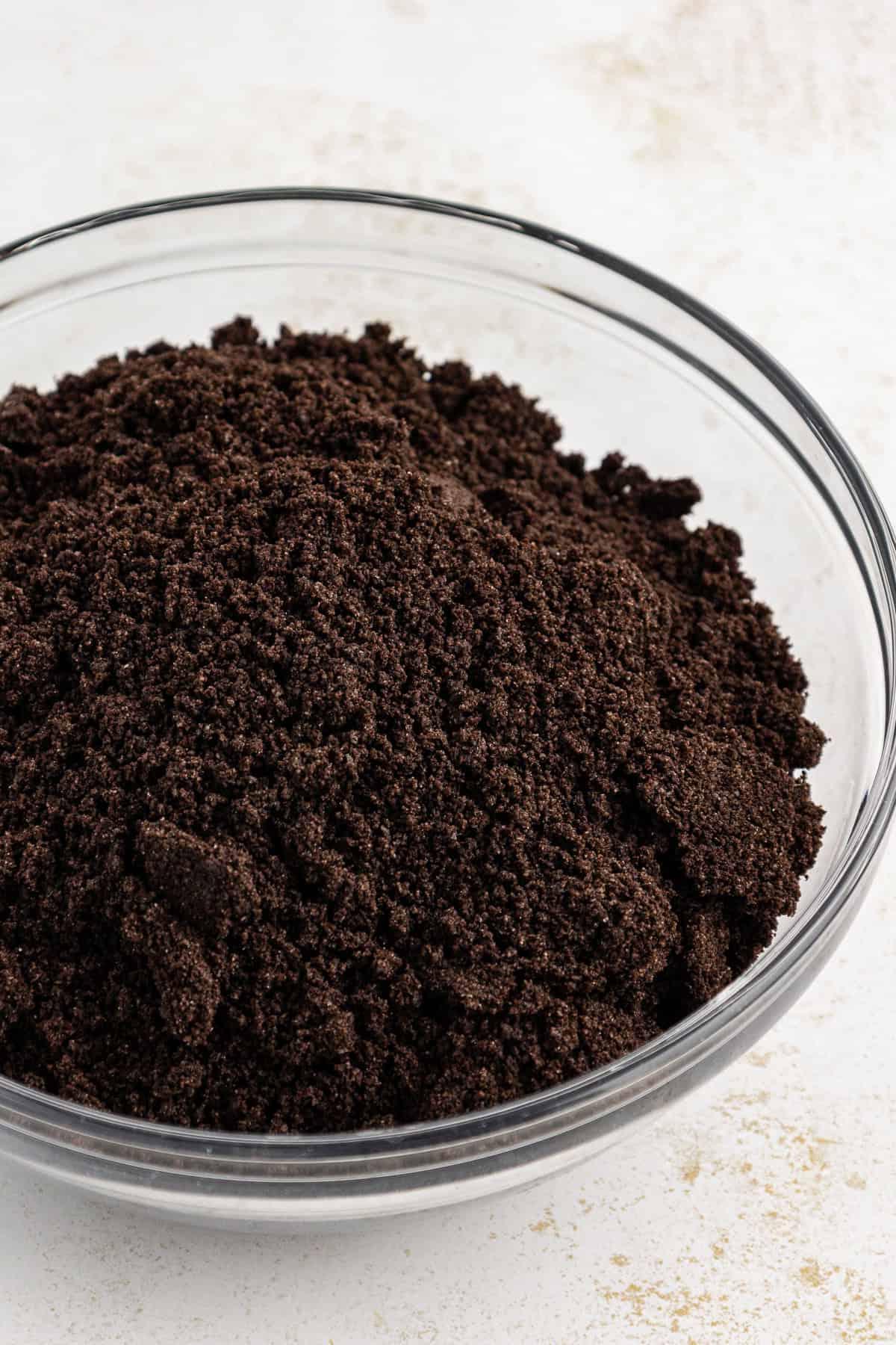 Oreo sbriciolati in una ciotola di vetro trasparente