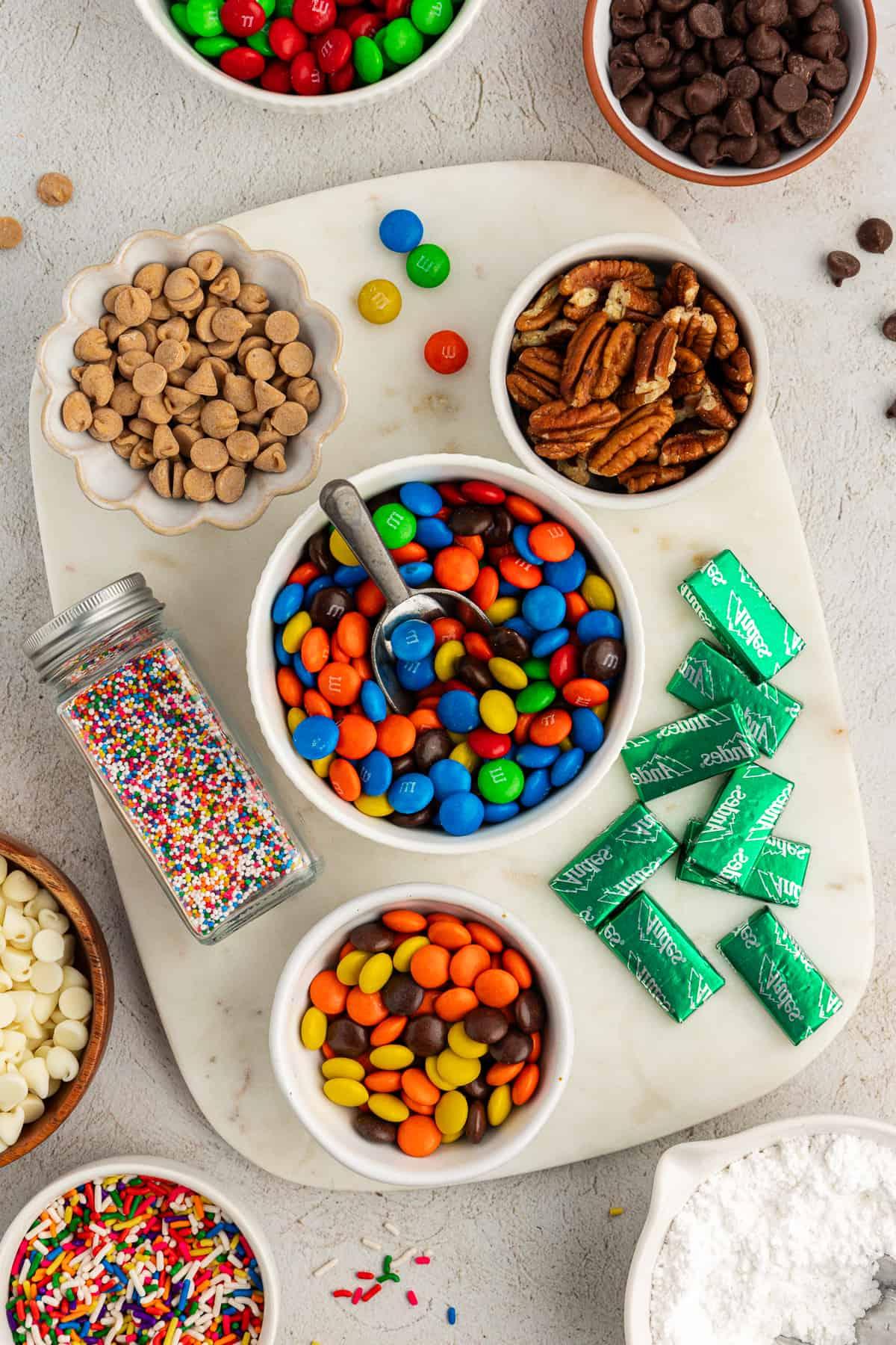 Mix-ins per biscotti con preparato per torte, inclusi gocce di cioccolato, M&M's, noci pecan, gocce di burro d'arachidi, M&M's rossi e verdi, Andes mints, codette colorate, gocce di cioccolato bianco e zucchero a velo