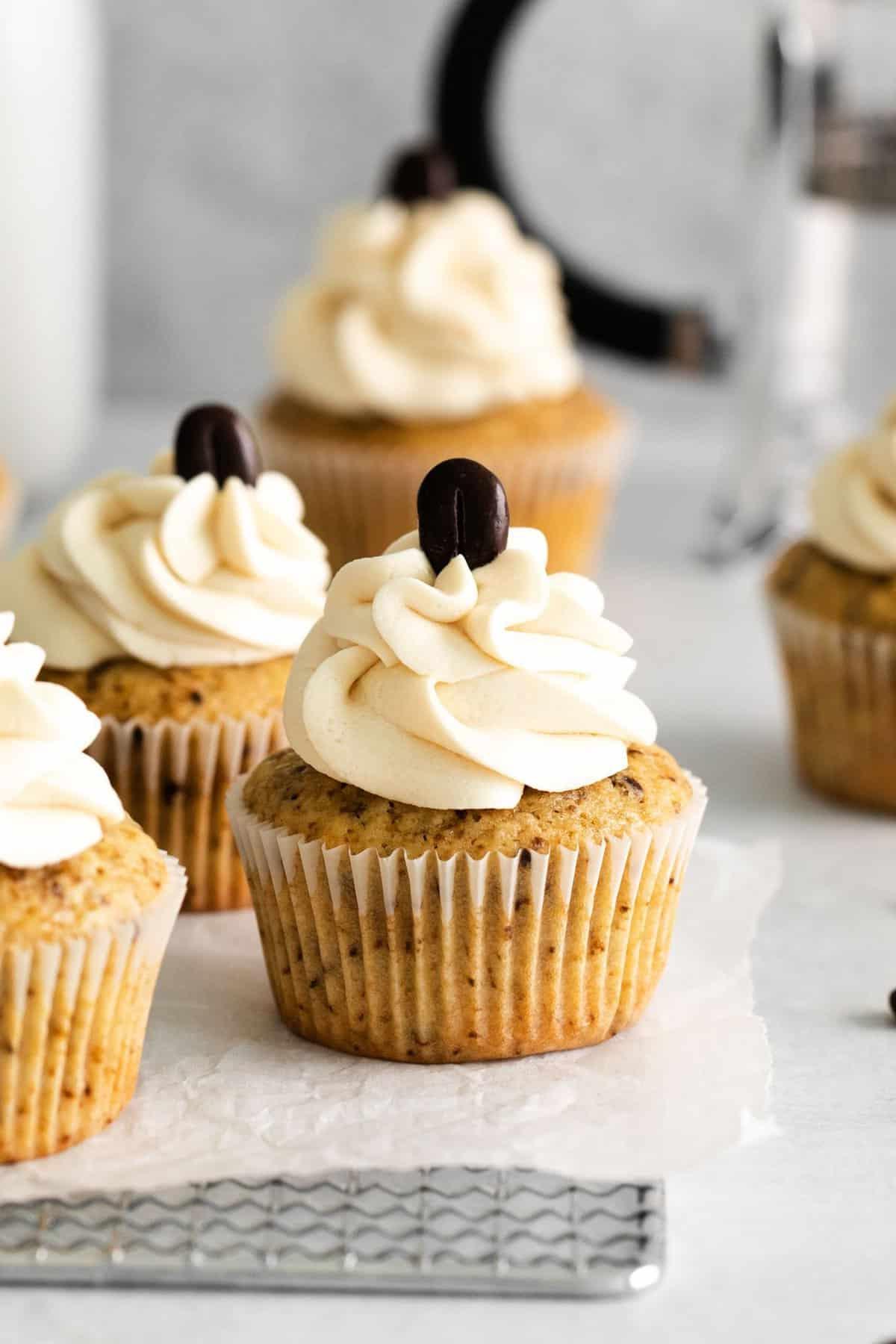 muffin all'espresso con glassa al caffè e chicco di caffè