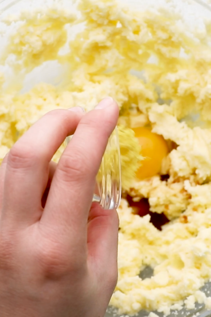 La Migliore Ricetta di Pizza alla Frutta 6 Processo di preparazione della pizza di frutta: stendere l'impasto su carta da forno