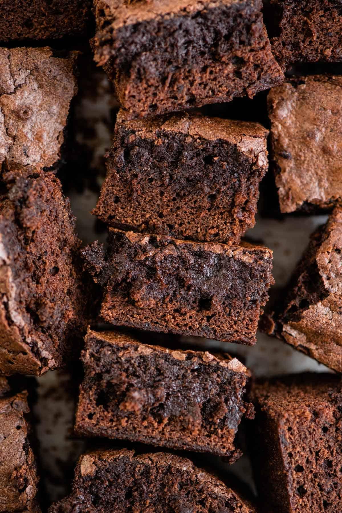 Trucchi per Brownie in Scatola 6 Brownies tagliati a quadrati disposti a griglia