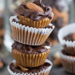 Bocconcini di toffee alle mandorle fatti in casa in un mini stampo per muffin, geniale! La migliore caramella fatta in casa! Ottima per le feste e come regalo.