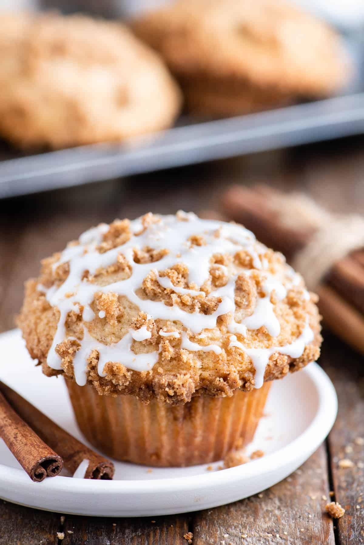 muffin al caffè con glassa di zucchero a velo su piatto bianco