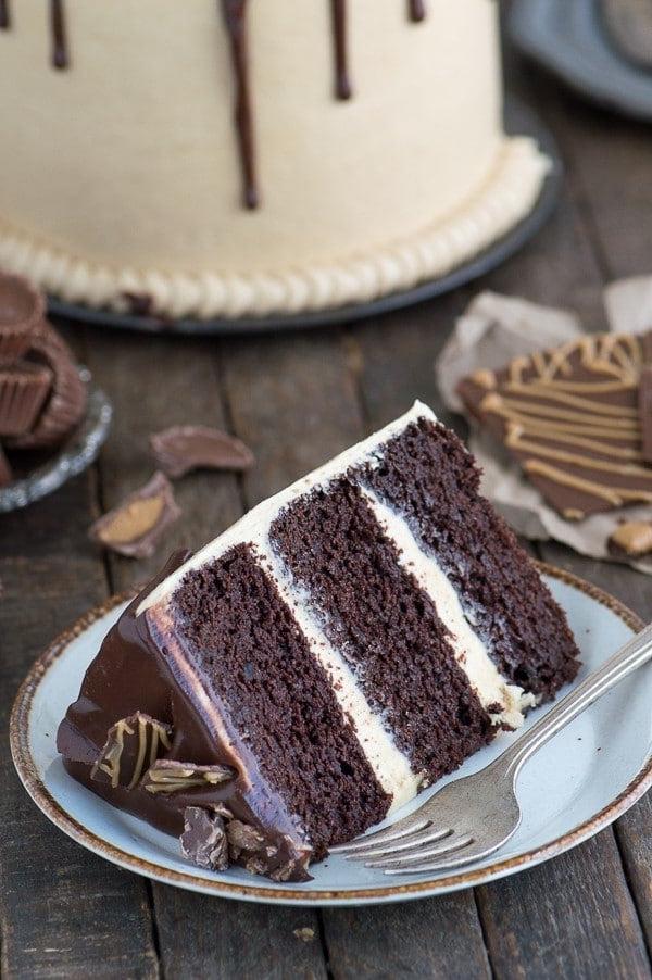 Questa ricetta di torta al cioccolato e burro di arachidi è STUPEFACENTE! Torta al cioccolato abbinata a crema al burro di arachidi e ricoperta di ganache al cioccolato.