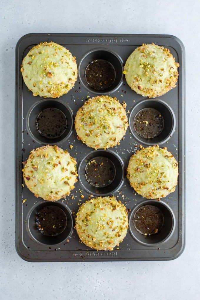 Muffin al Pistacchio 6 Freshly baked pistachio muffins in every other hole of a muffin tin.