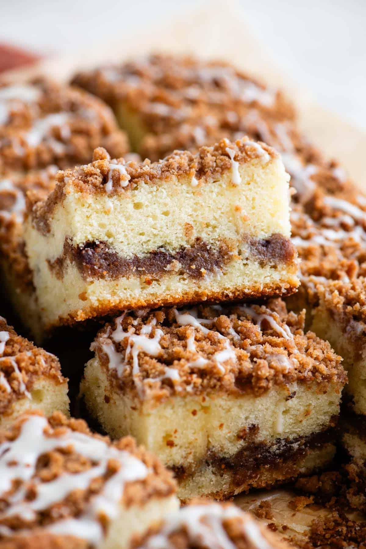 Fette di torta al caffè disposte l'una intorno all'altra con una impilata parzialmente inclinata sopra un'altra e altre tutt'intorno