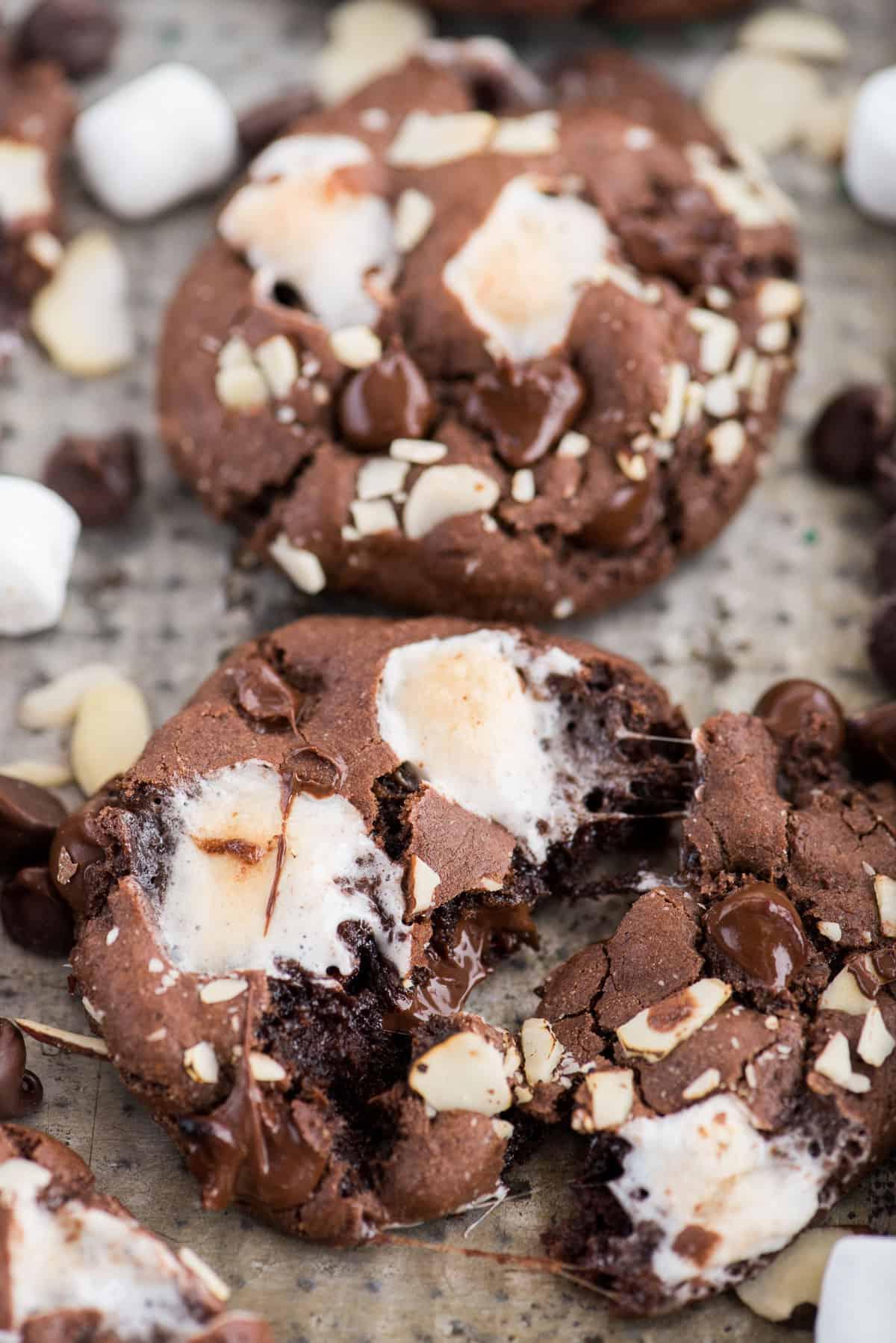 Biscotti Rocky Road su una teglia di metallo, alcuni sono stati appena sfornati e sono leggermente caldi.