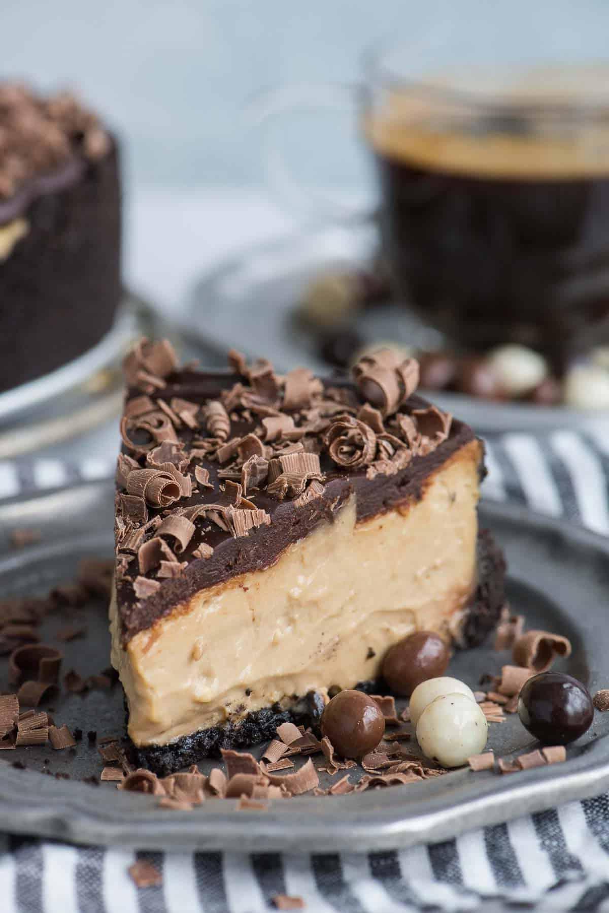 fetta di cheesecake al caffè su piatto in metallo