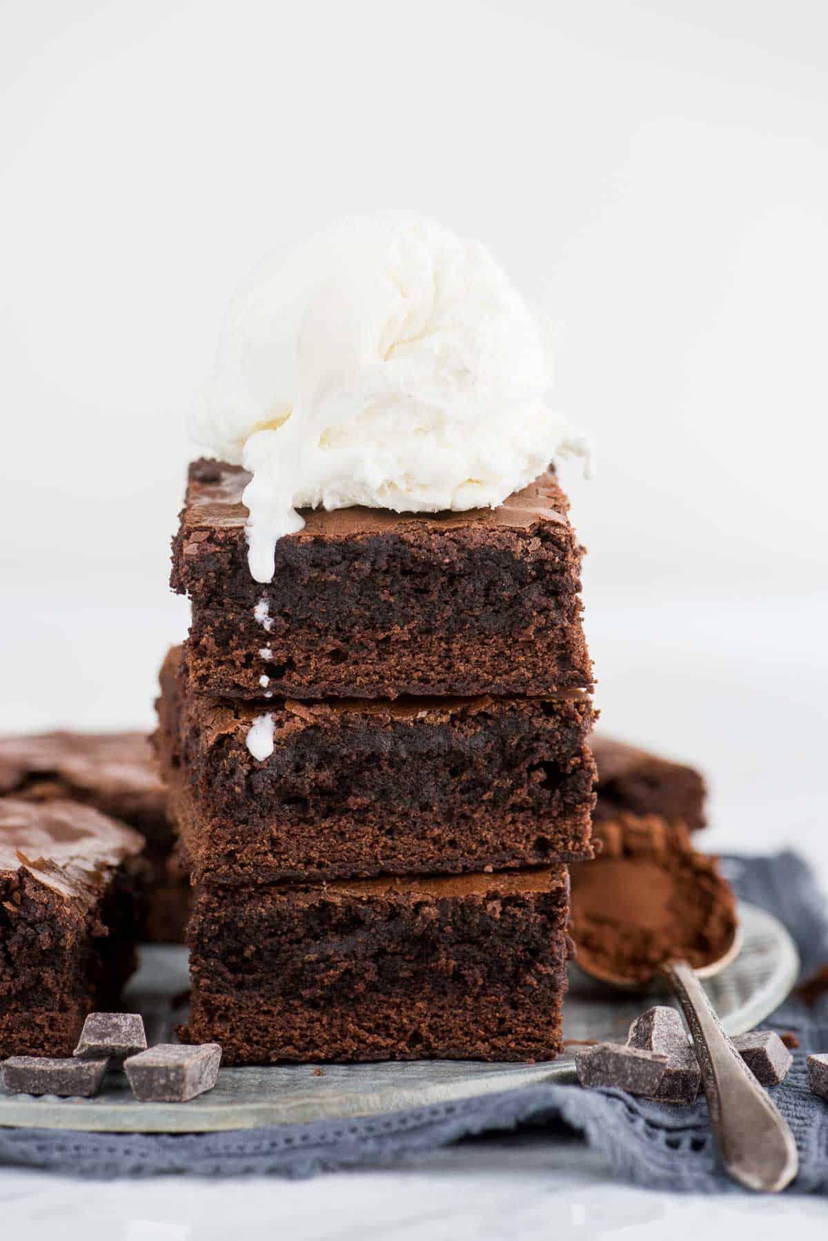 Trucchi per Brownie in Scatola 7 Tre brownies impilati con una pallina di gelato alla vaniglia sopra