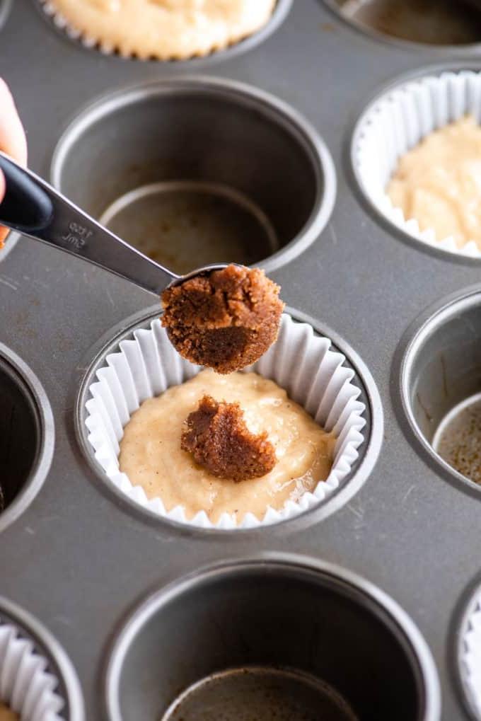 aggiunta dello strato di cannella ai muffin al caffè