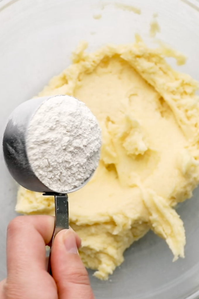 La Migliore Ricetta di Pizza alla Frutta 7 Processo di preparazione della pizza di frutta: impasto pronto per essere cotto