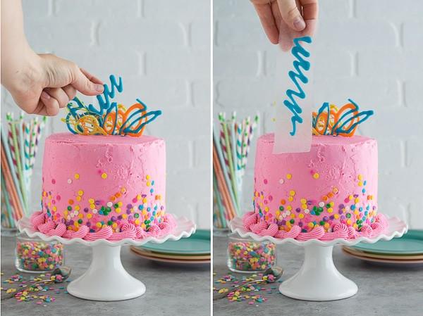 Questa torta rosa confetti con gocce di cioccolato è così divertente e colorata. Ci sono mini gocce di cioccolato all'interno della torta!