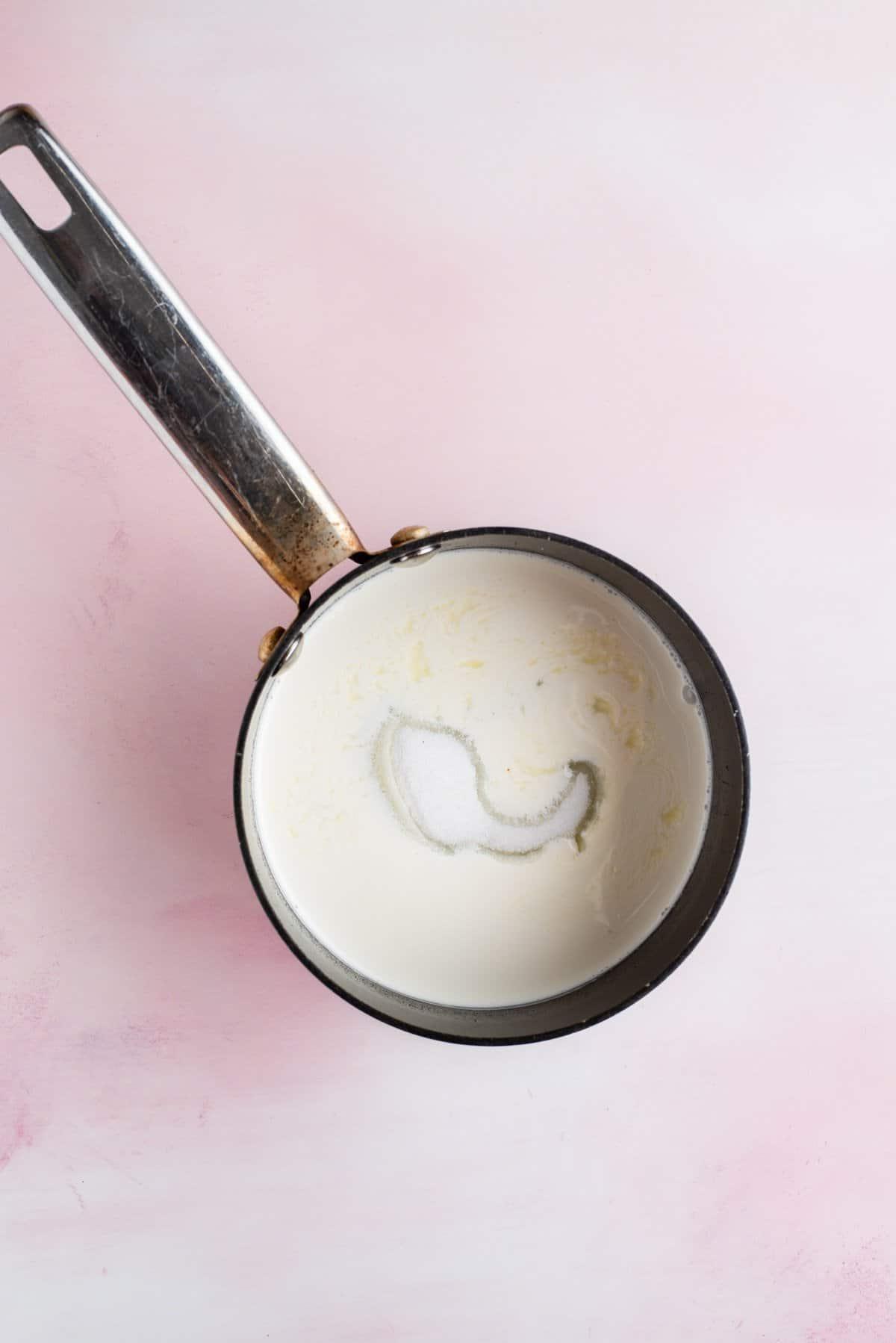 Ingredienti per salsa hot fudge in una tazza di misurazione da 1 tazza