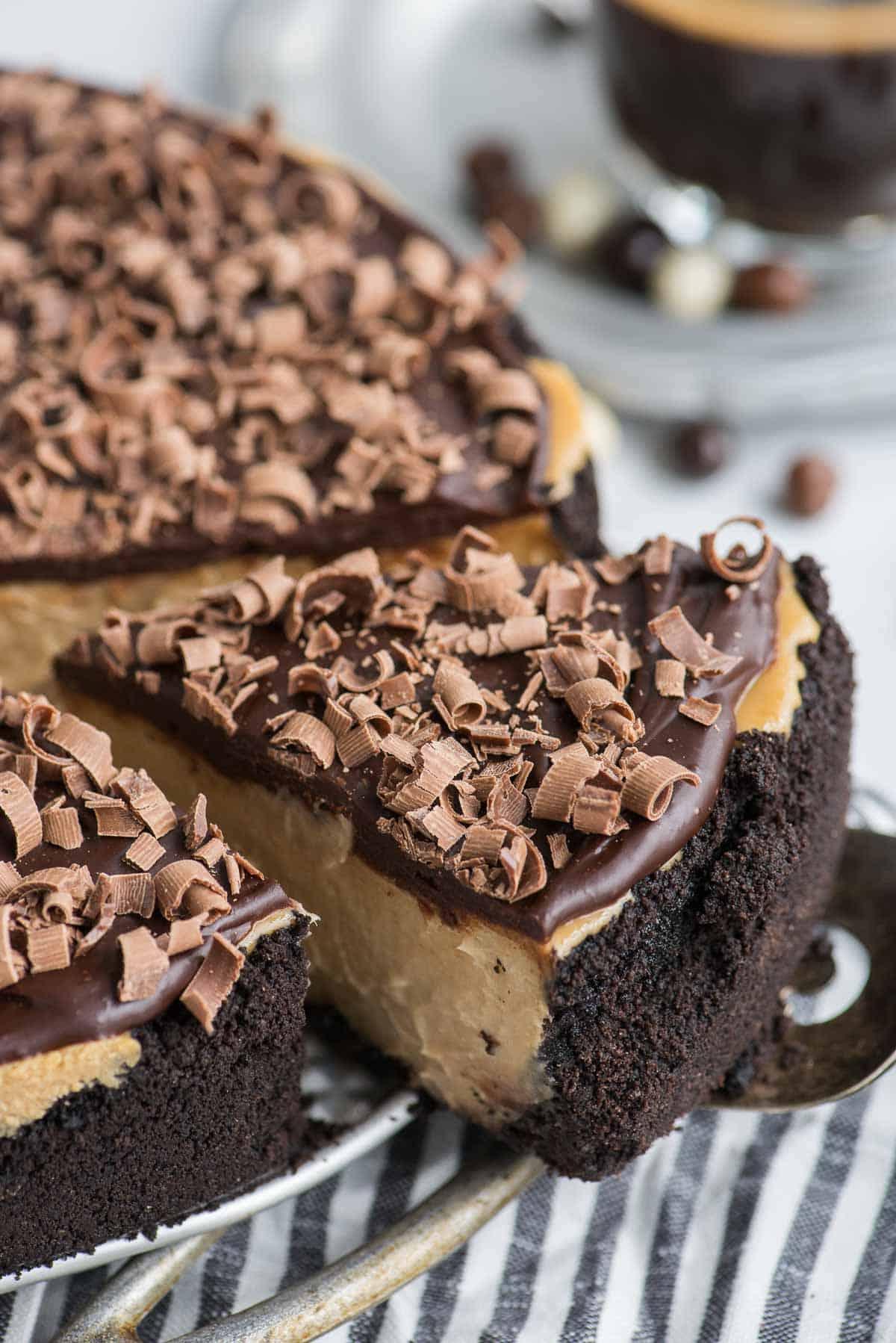 fetta di cheesecake al caffè su spatola da portata in metallo