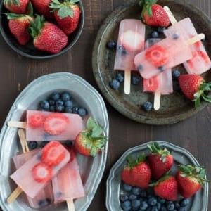 Ghiaccioli al limone e frutti di bosco: perfetti per l'estate con fragole e mirtilli freschi!