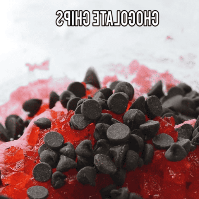 fasi di preparazione dei biscotti alle ciliegie dopo l'aggiunta di ciliegie e cioccolato