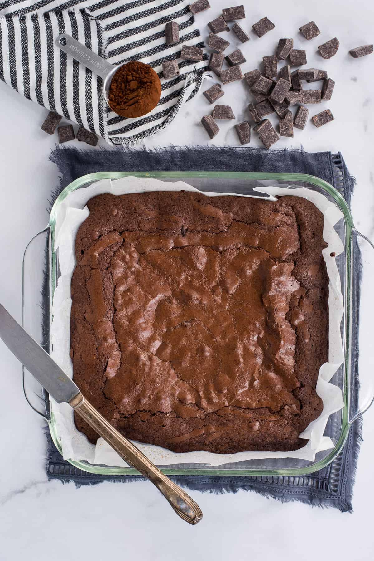 Trucchi per Brownie in Scatola 8 Brownies in teglia di vetro su sfondo bianco