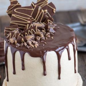 Torta al cioccolato e burro d'arachidi 8 Questa ricetta di torta al cioccolato e burro di arachidi è STUPEFACENTE! Torta al cioccolato abbinata a crema al burro di arachidi e ricoperta di ganache al cioccolato.