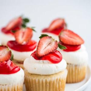 Cupcakes alla Torta di Fragole 2 Cupcake alle fragole shortcake su piatto rotondo