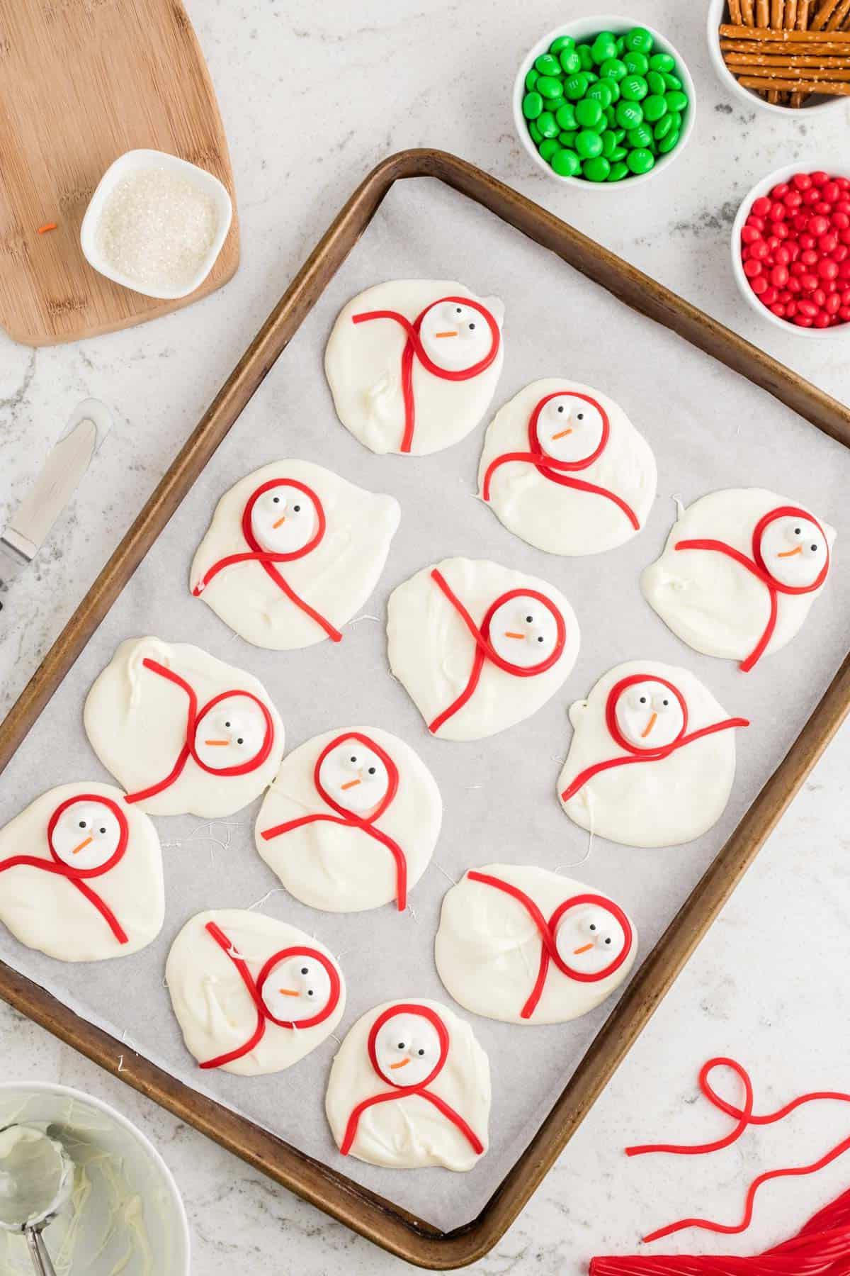 Corteccia del Pupazzo di Neve Sciolto 8 gocce di cioccolato bianco fuso con facce di pupazzo di neve