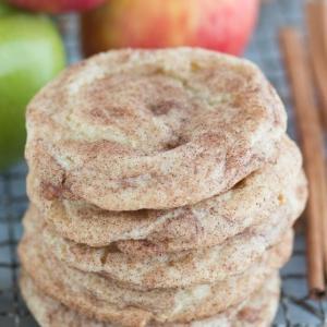 Snickerdoodle alle mele caramellate - una rivisitazione autunnale dei biscotti snickerdoodle! Questi hanno davvero il sapore di mela caramellata e ricordano quelle lecca-lecca verdi alle mele caramellate!