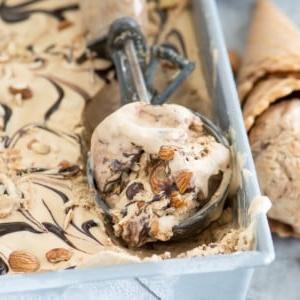 Gelato Moka Mandorle e Fudge Senza Gelatiera