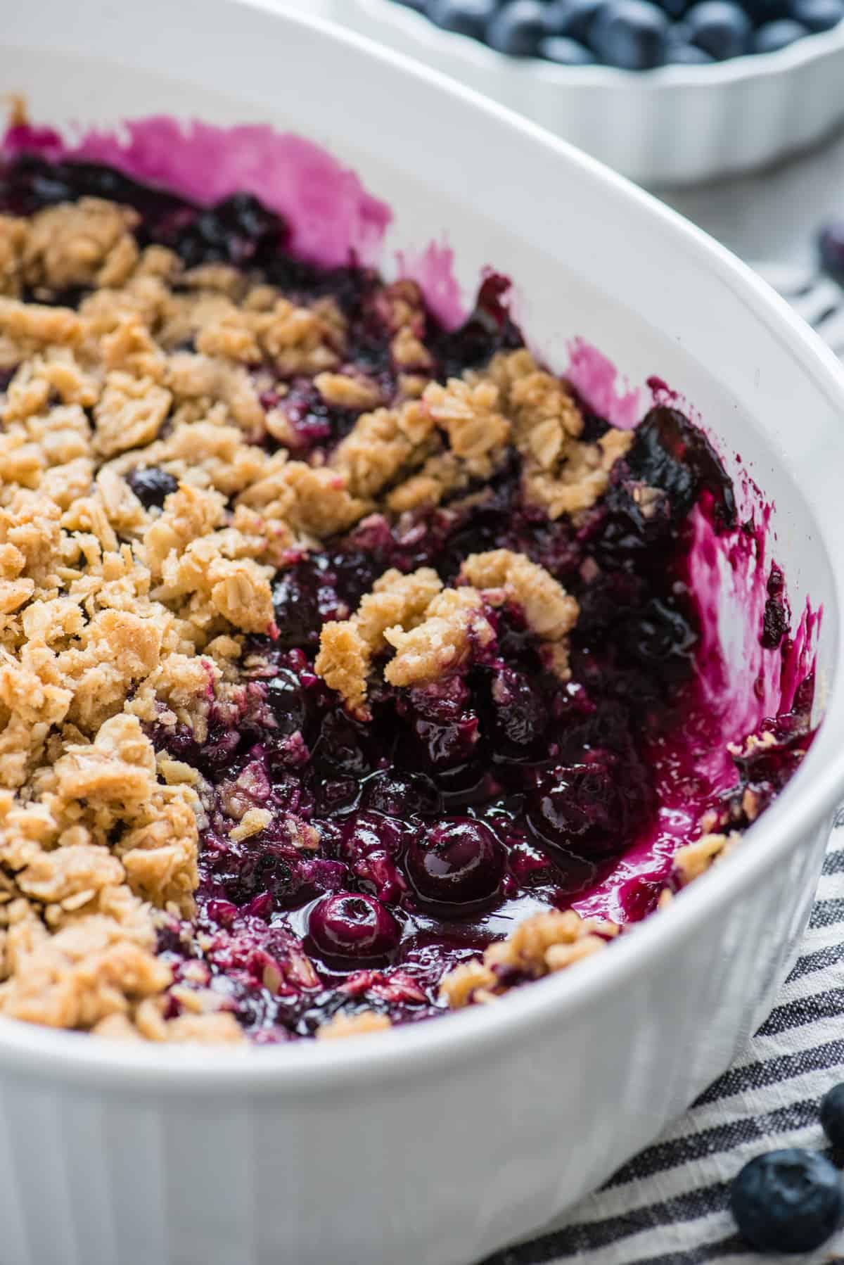 Crumble ai mirtilli in una teglia bianca