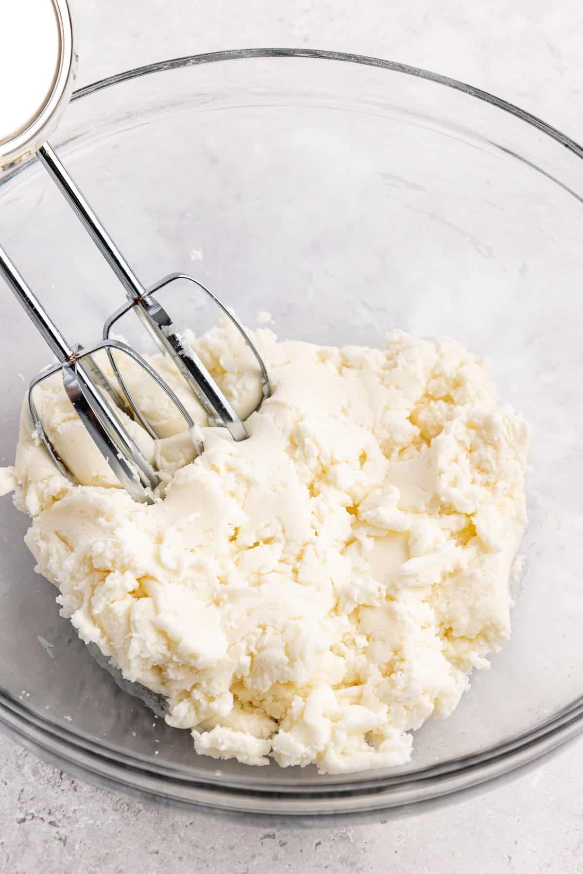 Ripieno di menta mescolato con un mixer elettrico in una ciotola di vetro trasparente