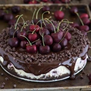 Cheesecake al cioccolato e ciliegie fresche con crosta al cioccolato, ciliegie nell'impasto e ganache