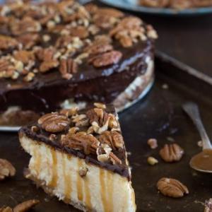 Cheesecake Tartaruga 8 Questa è la migliore cheesecake tartaruga! È ricca e così cremosa. Guarnita con ganache al cioccolato, noci pecan e salsa al caramello.