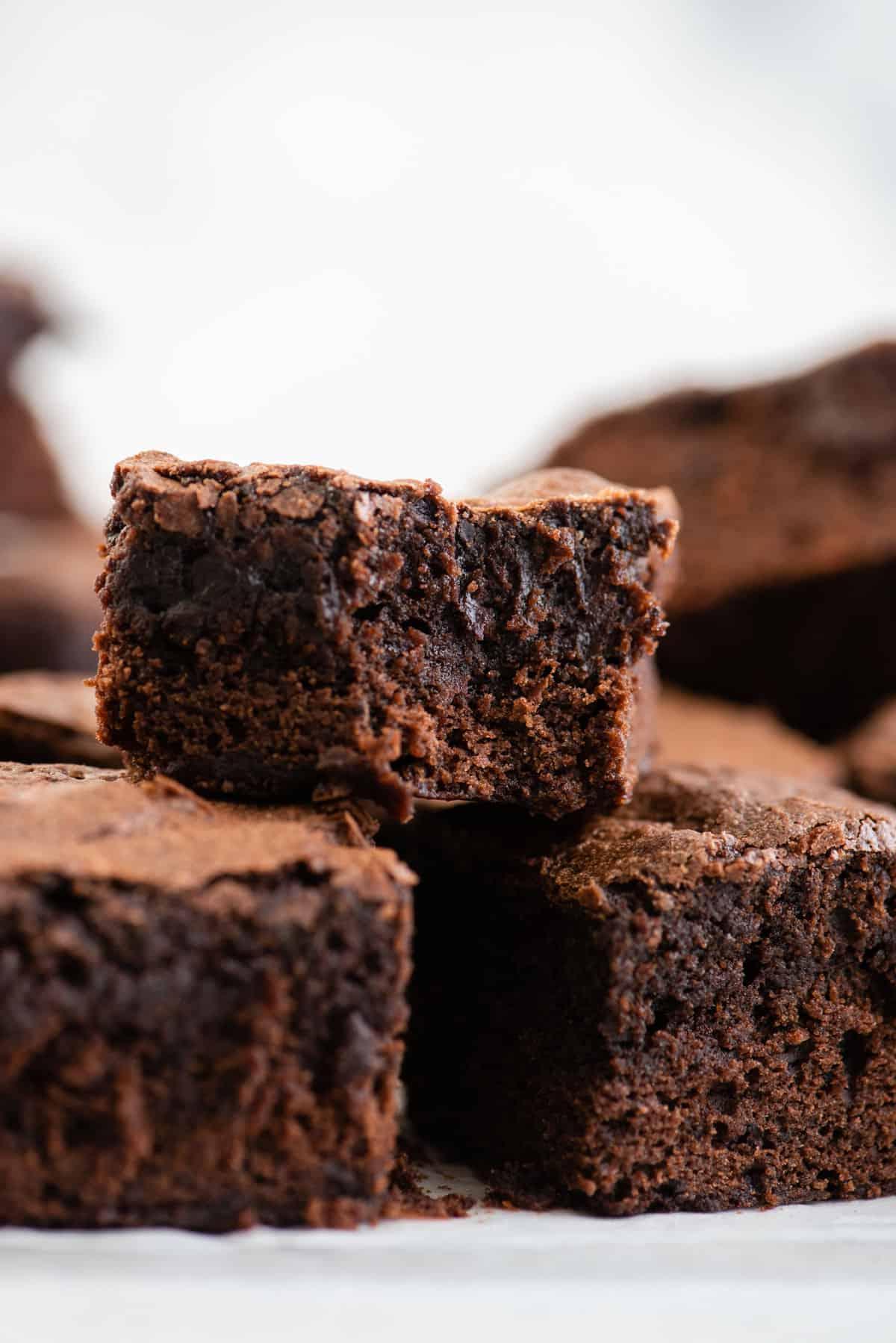 Trucchi per Brownie in Scatola 9 Brownies tagliati a quadrati impilati uno sull'altro