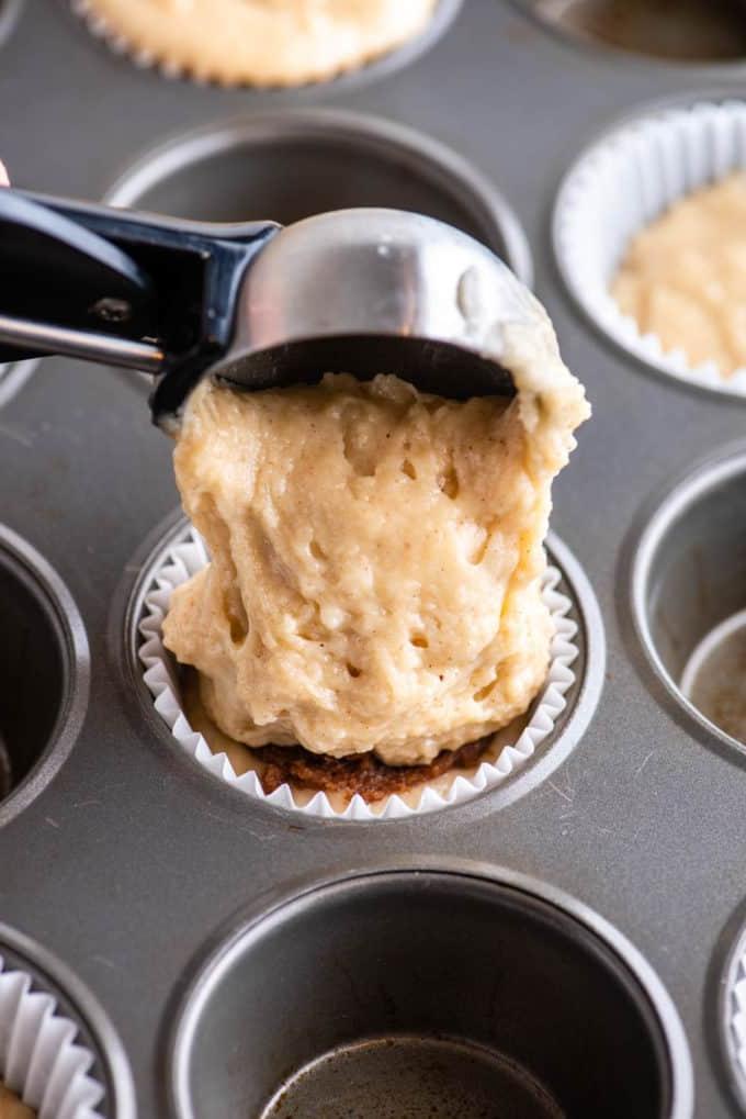 aggiunta di una paletta di impasto in una teglia da muffin
