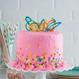Torta alle Gocce di Cioccolato e Zuccherini Rosa 9 Questa torta rosa confetti con gocce di cioccolato è così divertente e colorata. Ci sono mini gocce di cioccolato all'interno della torta!
