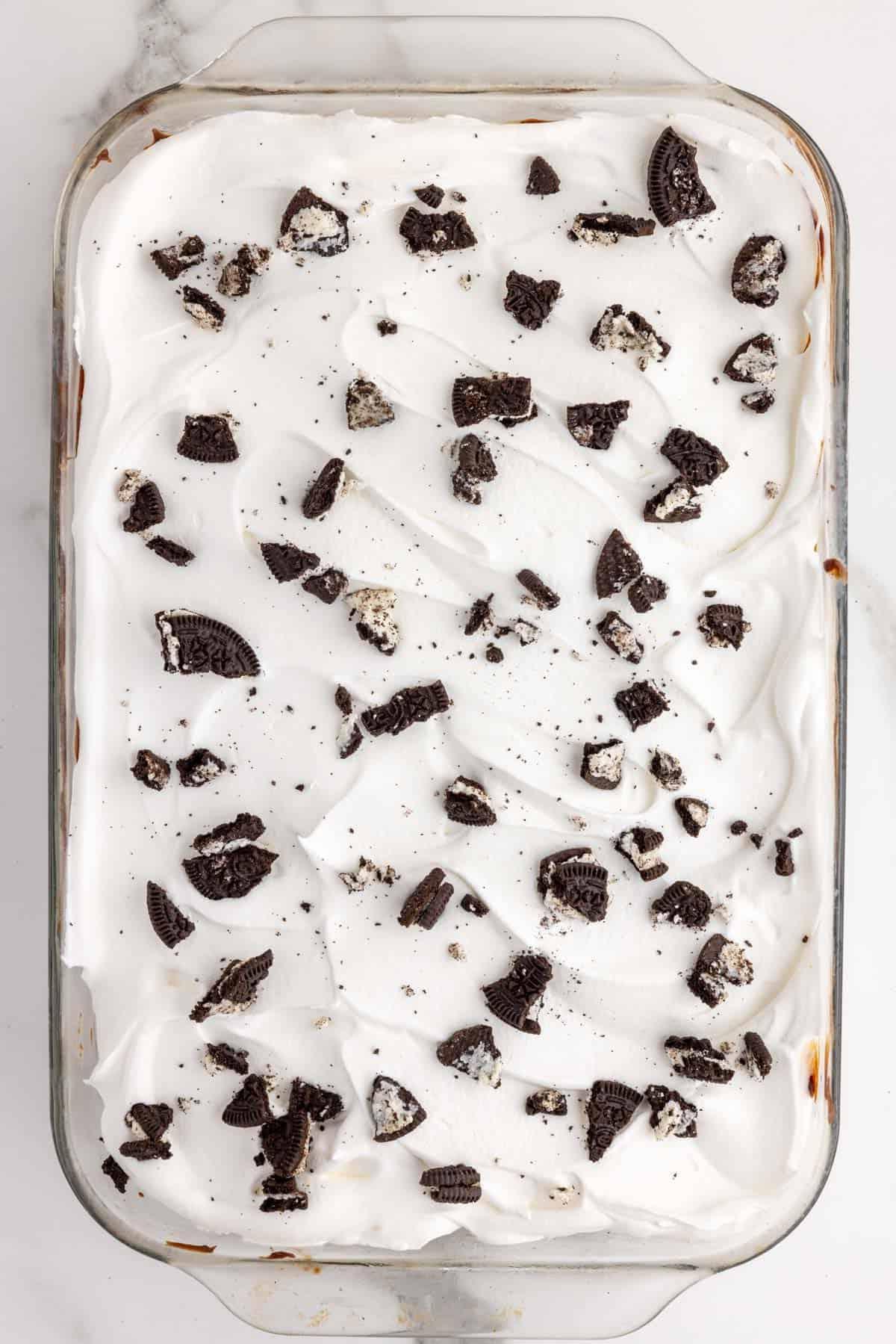 Ricetta Torta Gelato Oreo con 5 Ingredienti 9 Superficie della torta gelato Oreo in una pirofila guarnita con pezzi di biscotto Oreo