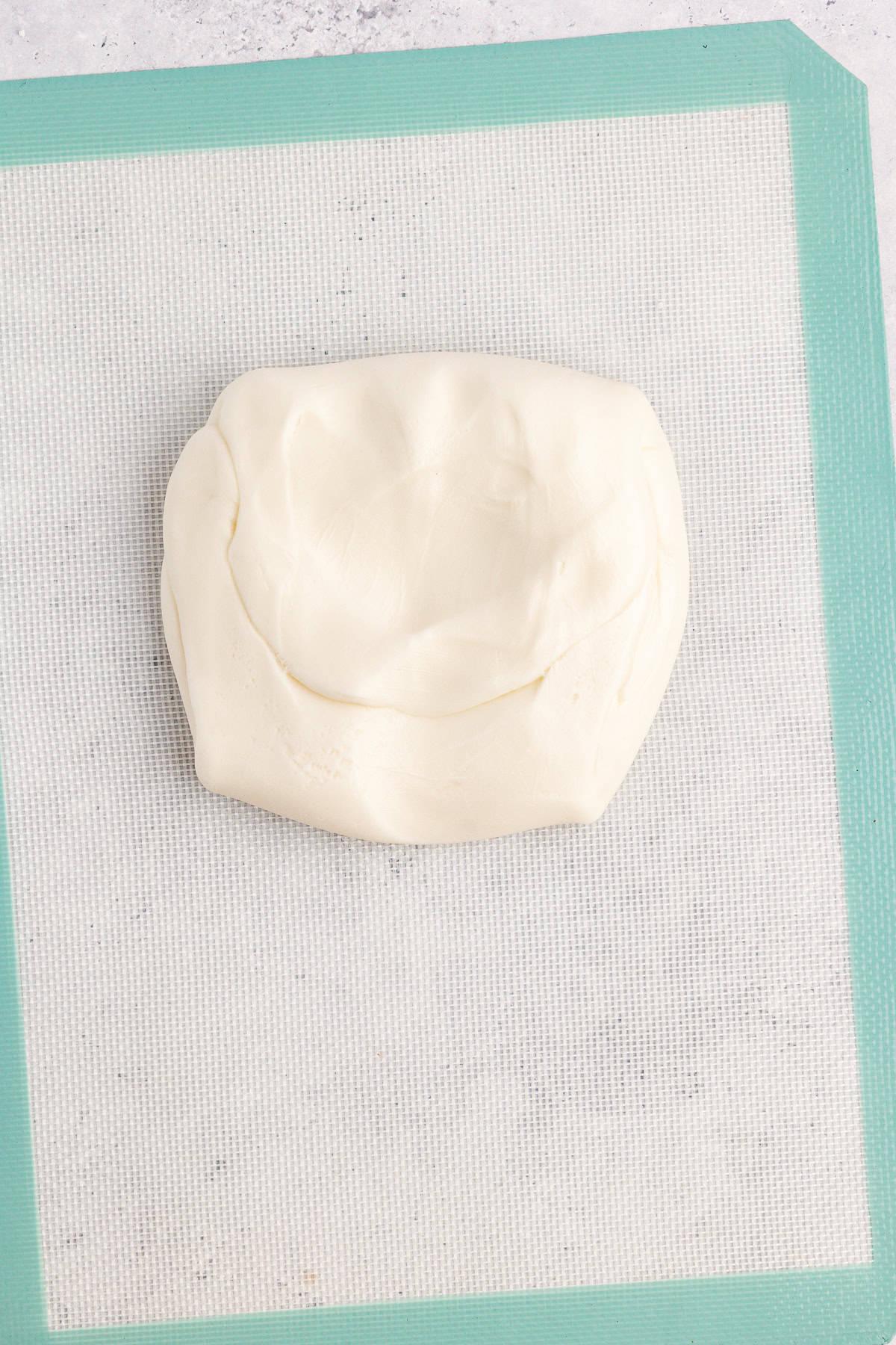 Impasto di patty alla menta su un tappetino in silicone