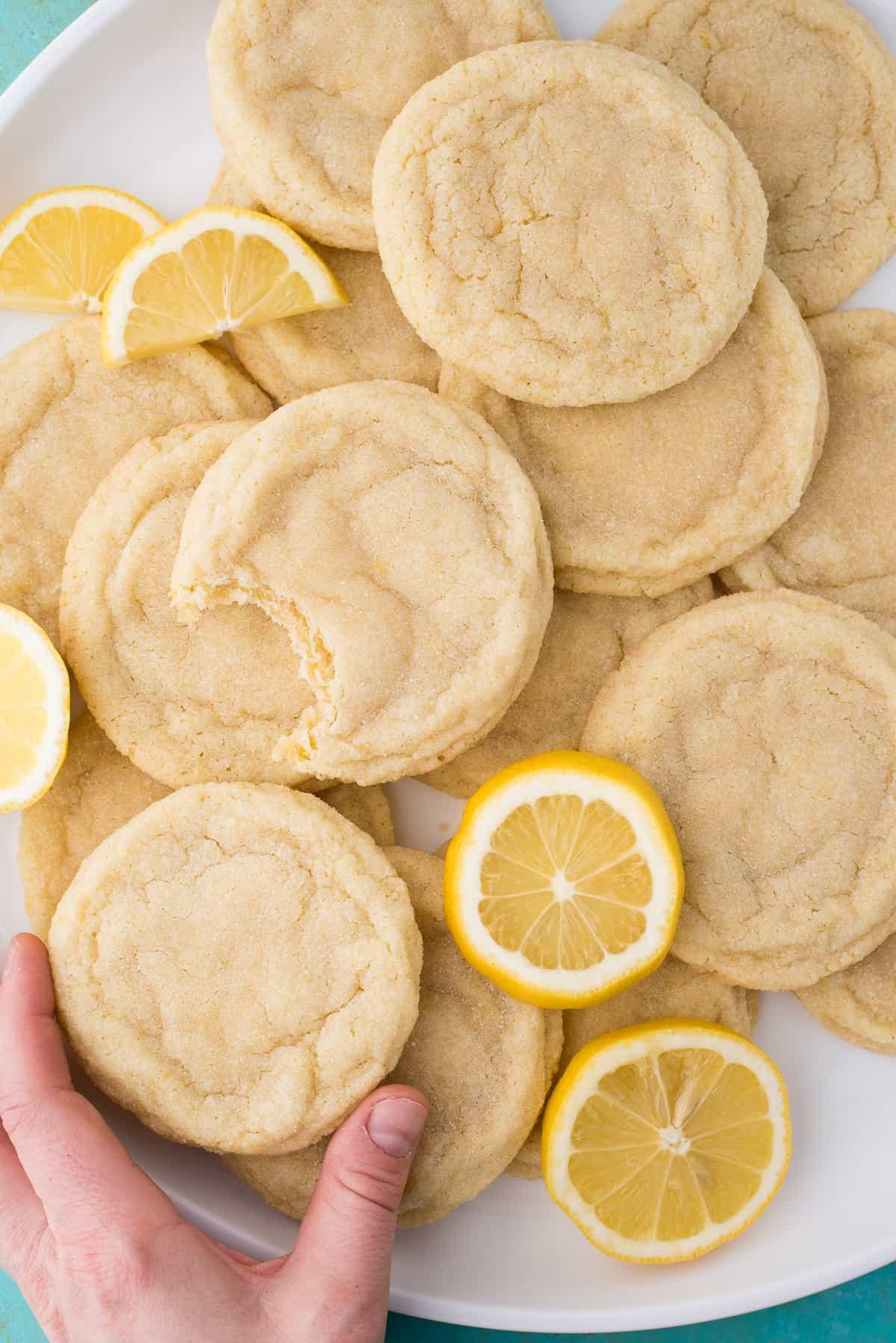 Biscotti al limone con fette di limone su piatto bianco su sfondo blu