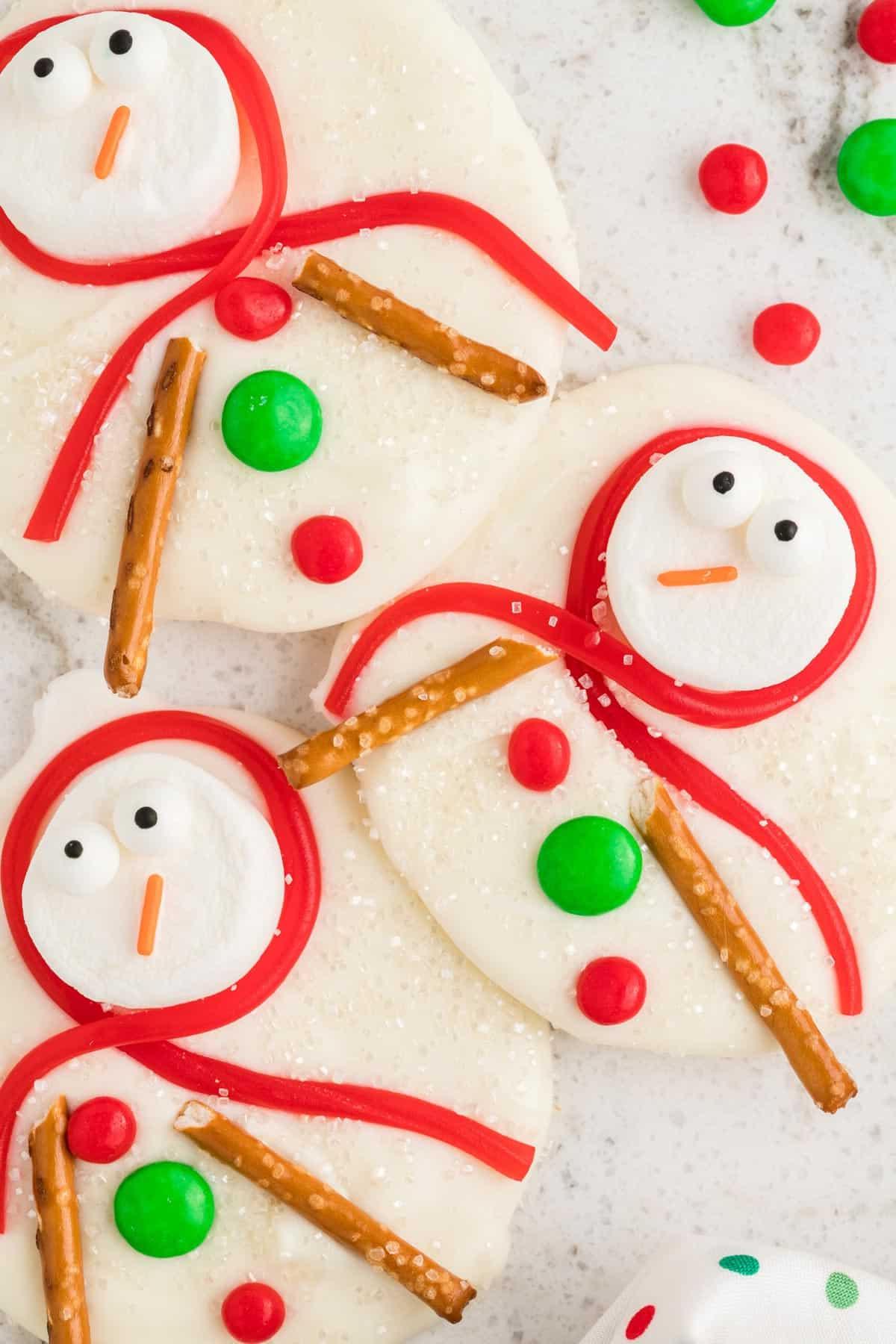 Corteccia del Pupazzo di Neve Sciolto 10 primo piano del bark pupazzo di neve sciolto con marshmallow, twizzlers, pretzel e caramelle