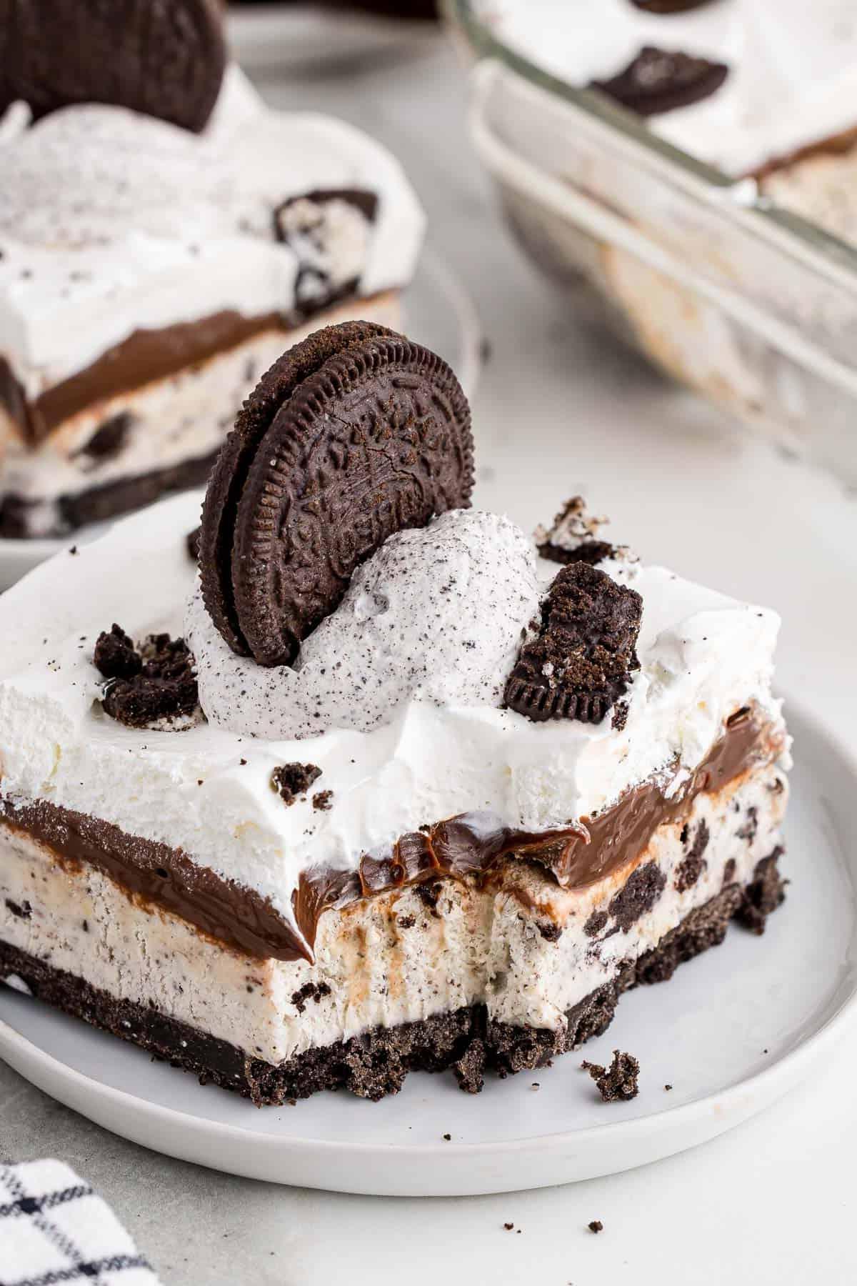 Ricetta Torta Gelato Oreo con 5 Ingredienti 10 Una fetta di torta gelato Oreo su un piatto bianco con un morso