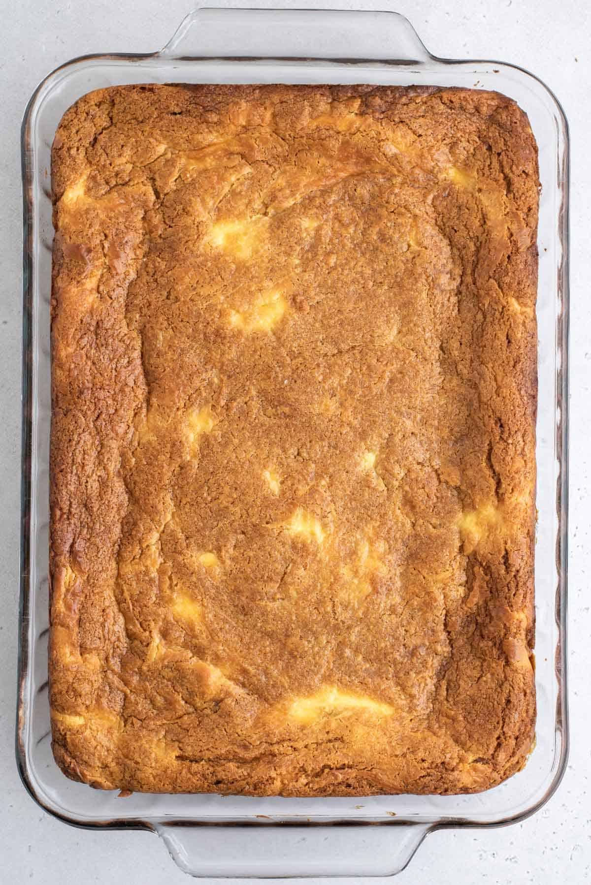 Blondies al budino di banana in una teglia trasparente