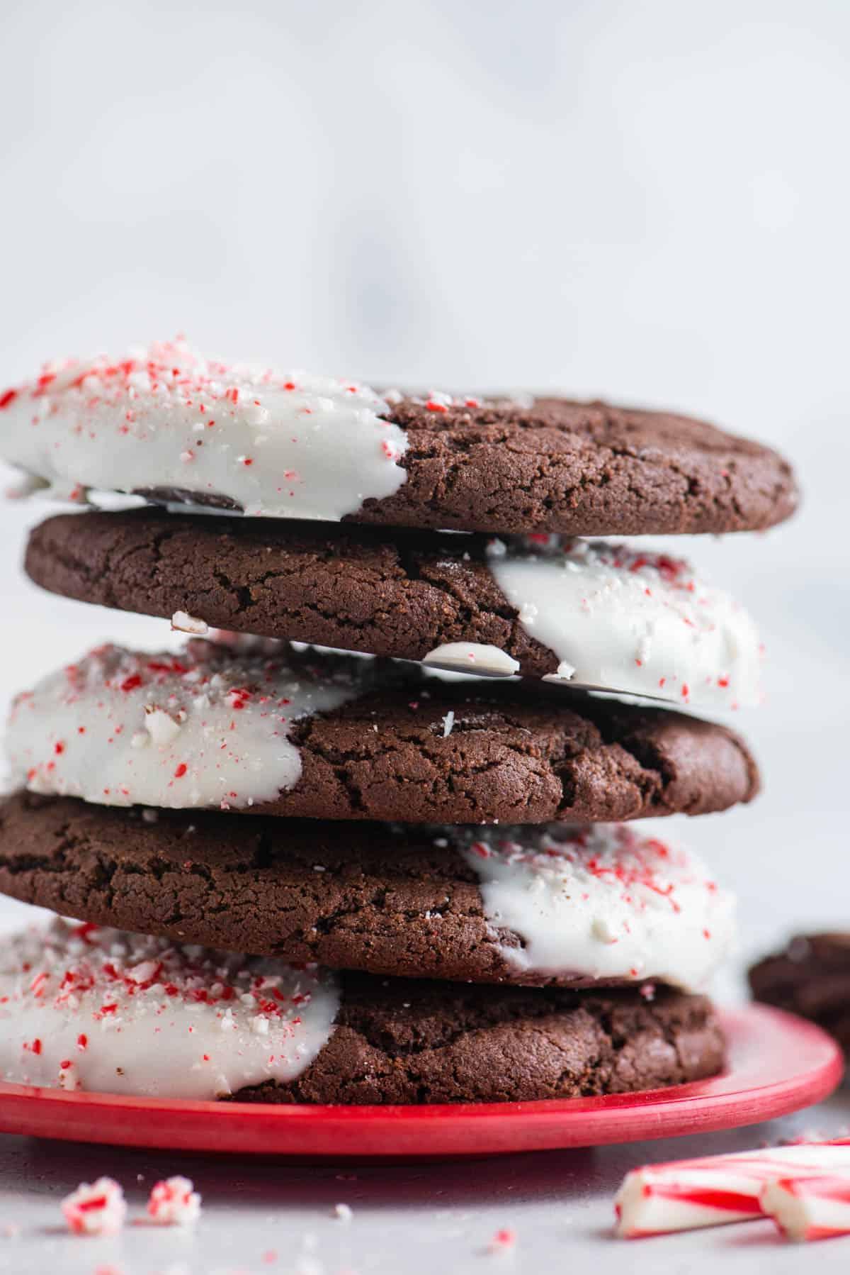 Una pila di biscotti al cioccolato e bastoncini di zucchero